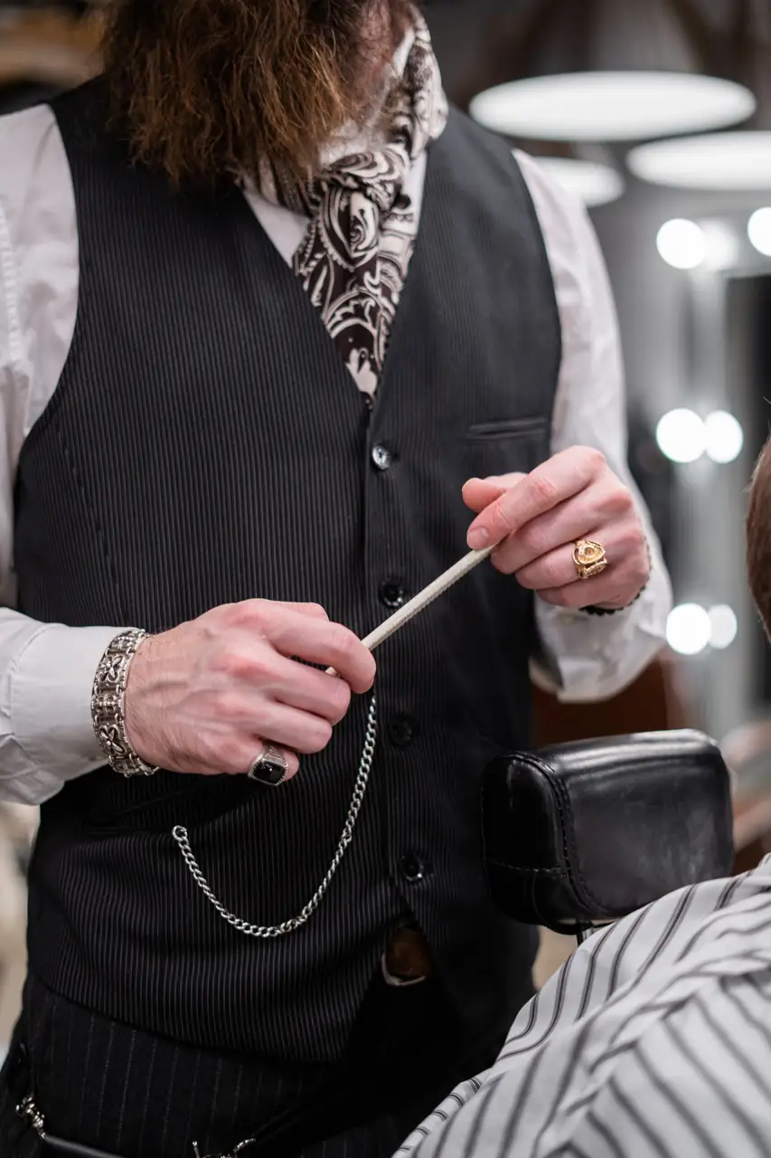 Meister-Barber bei der Arbeit im Northcedaratelier