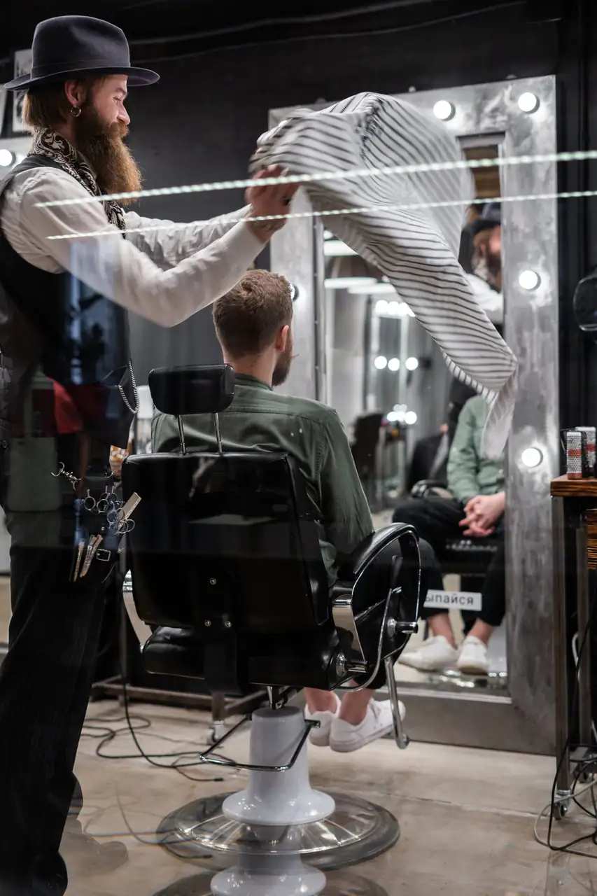 Barber bei der Beratung eines Kunden