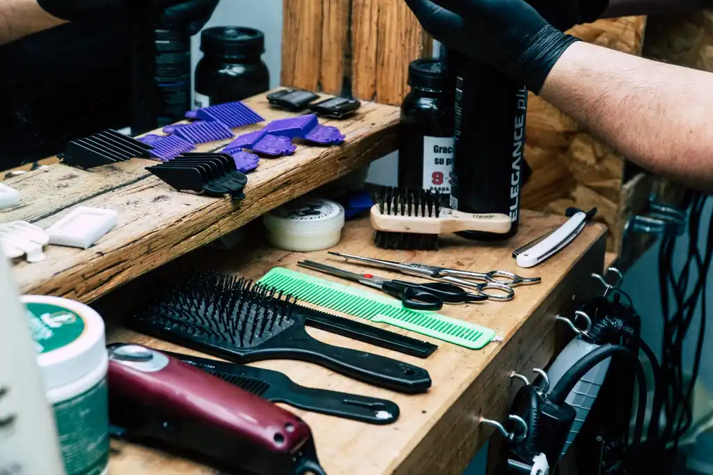 Grooming Essentials auf Holz